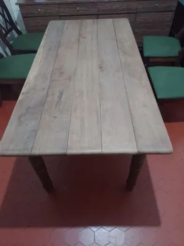 Mesa de madeira antiga
