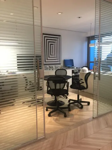 Duas Salas 100% mobiliadas no Absolutto Business Towers, Rio de Janeiro.