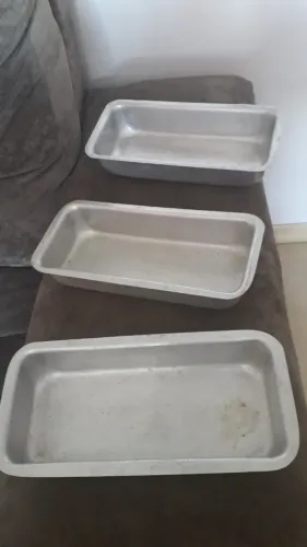 3 fôrmas em alumínio retangulares para assar pão usadas  