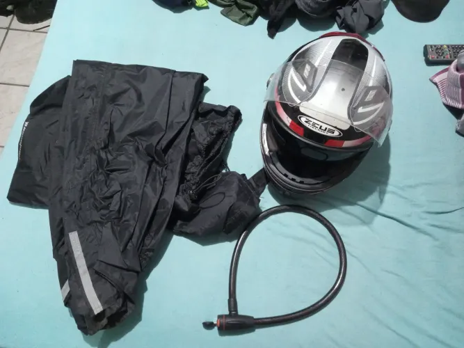 Capacete roupa de chuva cadeado