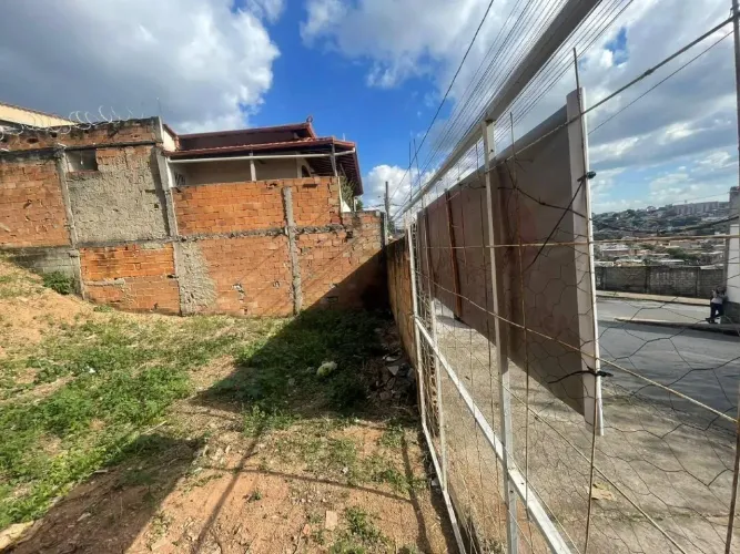 Lote de 230m² com projeto aprovado no bairro Diamante.