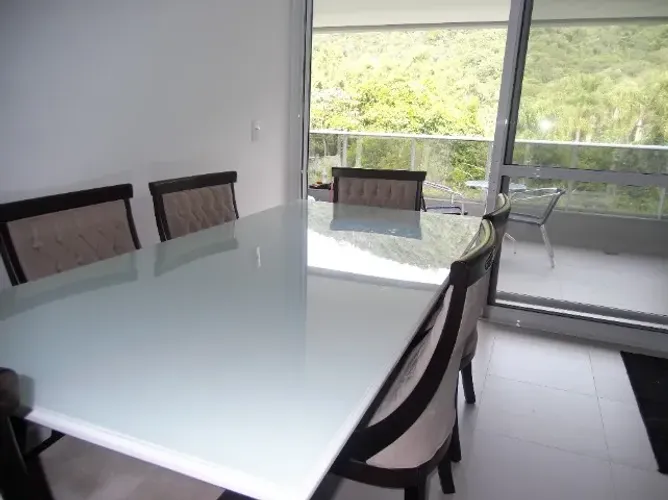 Vende-se Mesa de jantar em madeira e tampo de vidro