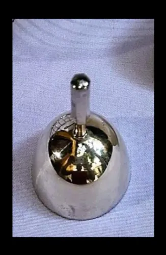 Elegante e luxuoso Sino/Sineta de mão em metal espessurado a prata *Descrição