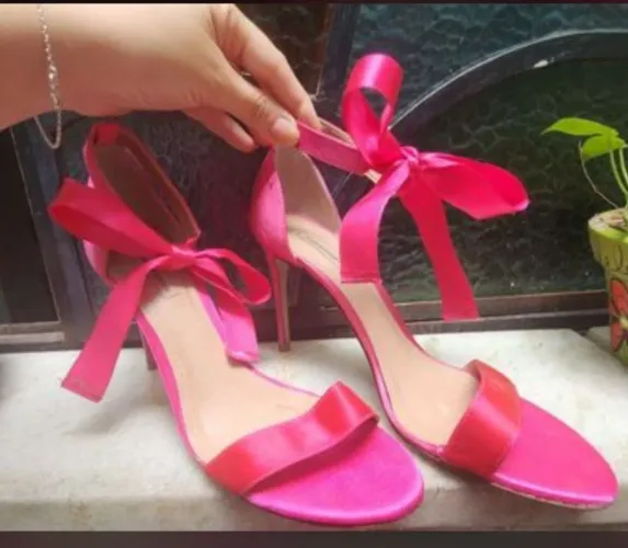 Sandália de Salto Rosa com Laço