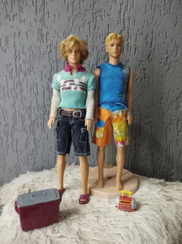 Bonecos kens no acampamento.