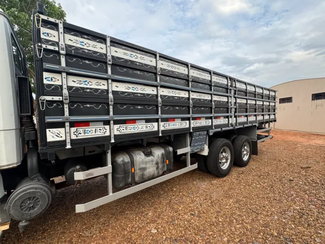 Carroceria semi nova 3 tampas 8 metros 