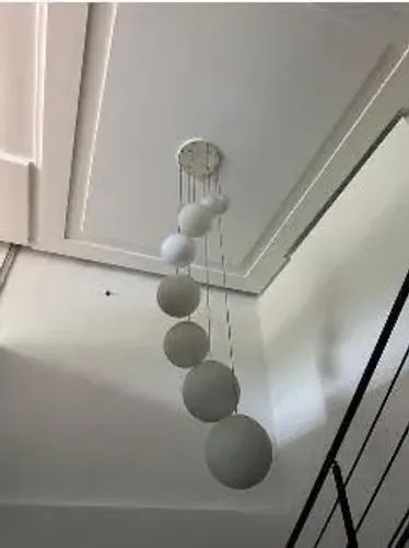 Lustre Pendente com 7 globos branco leitoso aprox. 2 metros