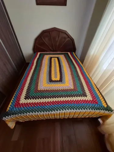 lindas colchas, novas, feitas à mão, em crochê. 