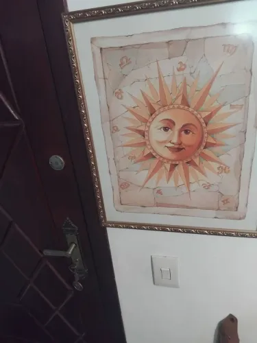 Quadro com gravura de sol estilizado