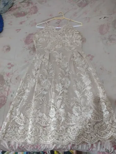 Vestido de renda nude para festa
