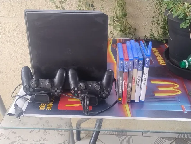 Vendo ps4 .dois controles e jogis