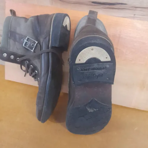 Bota marrom de presença