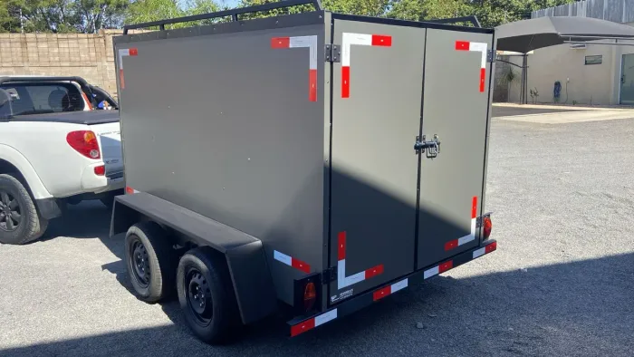 Carretinha de Reboque Modelo Baú Fechado para Transporte de Cargas