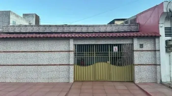 CASA A VENDA NO ALEIXO