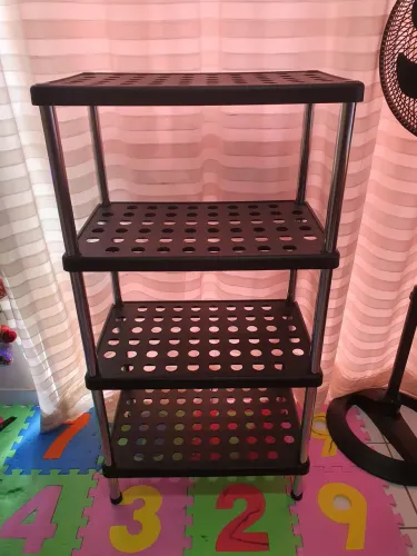 ESTANTE DE METAL E PLÁSTICO COM QUATRO PRATELEIRAS