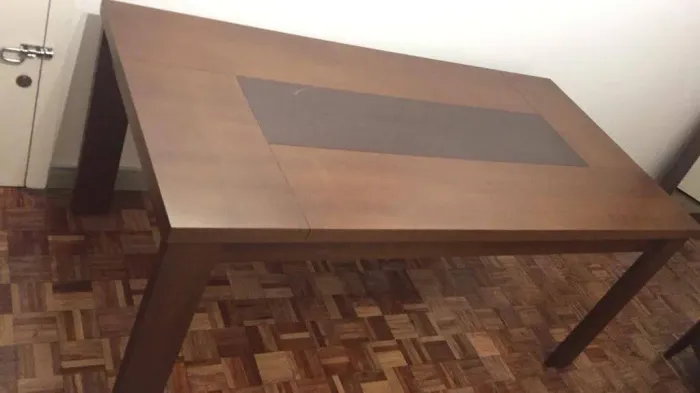 Mesa de jantar de madeira