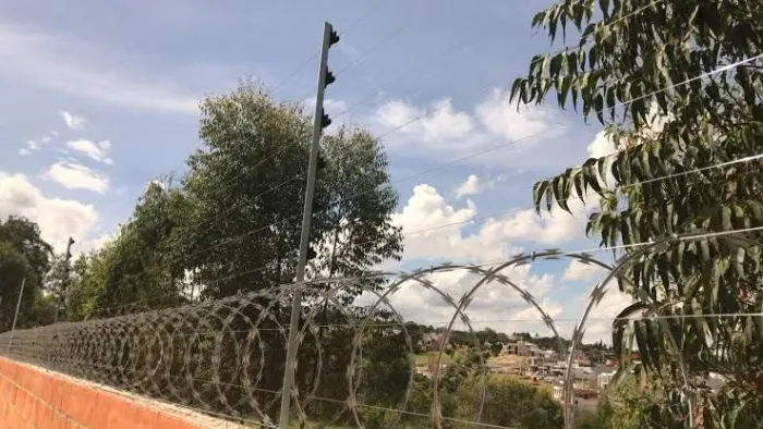 INSTALAÇÃO DE CERCA ELÉTRICA E CONCERTINA
