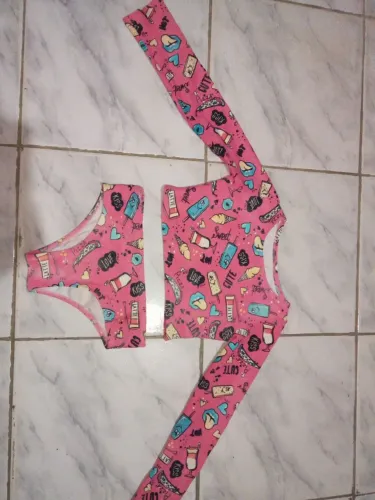 Conjunto infantil de praia rosa com estampa divertida