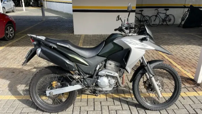 Honda XRE300 com baixa quilometragem