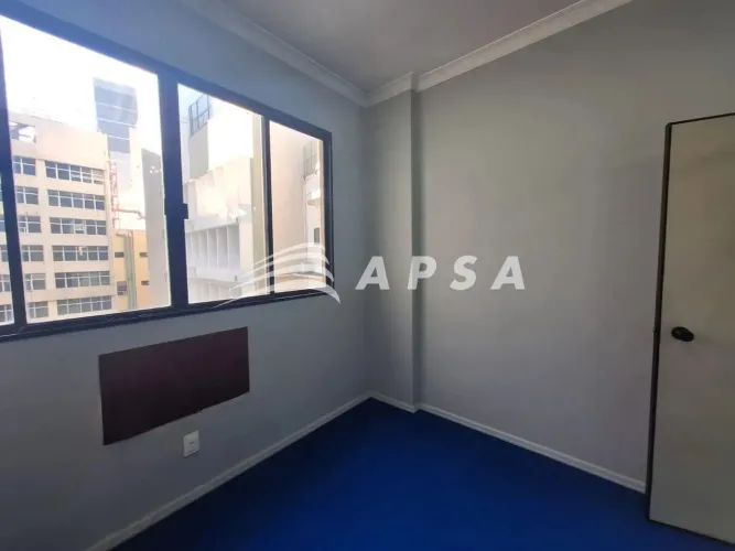 NO CORAÇÃO DA CIDADE E CERCADA POR TODA A CONVENIÊNCIA DO COMÉRCIO LOCAL, ESTA SALA COMERC