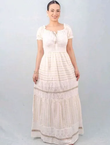 Vestido longo branco com detalhes em dourado - Elegância e conforto