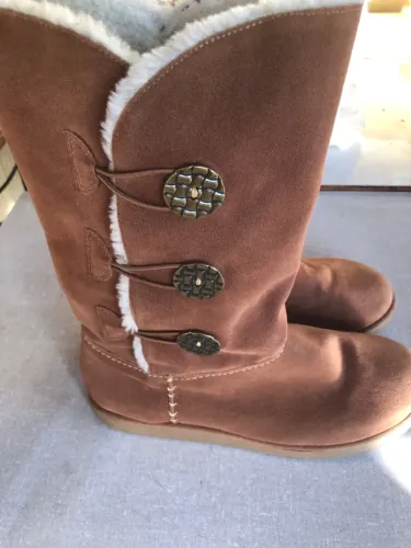 Bota de inverno marrom com detalhes em botões