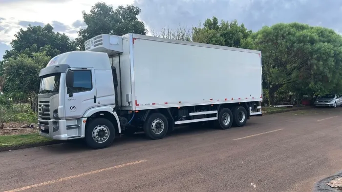 Caminhão baú refrigerado Bitruk 