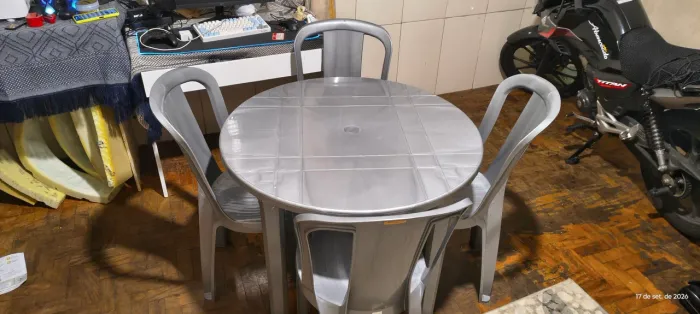 Mesa de plástico com 4 cadeiras