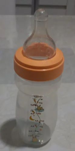 Mamadeira  nova da tupperware  com desenho de Coelho  com tampa  laranja 