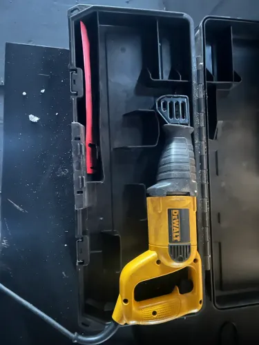 Serra sabre Dewalt 110v + case original-usada uma vez apenas