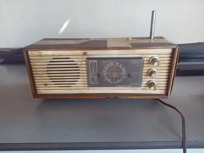 Rádio antigo clave de sol
