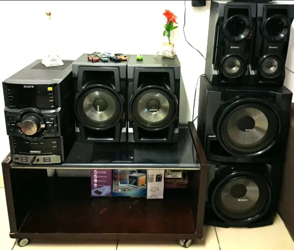Vendo aparelho de som,com 6 caixas está funcionando perfeitamente,sou da zona leste