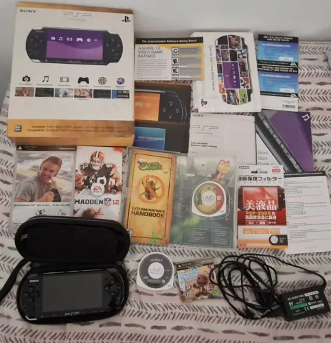 PSP 3001 (inclui caixa original + manuais + case + carregador)