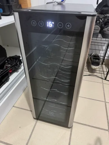 Adega Electrolux usada