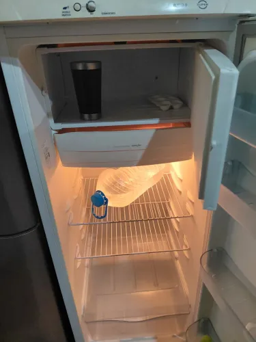 Geladeira Electrolux RE28 240L 127V