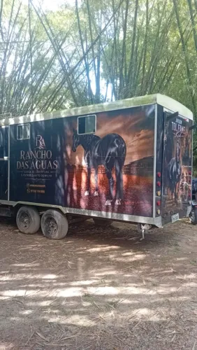 Treiler com apto para cavalos