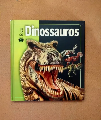 Livro Infantil "Dinossauros" da série Em Foco, publicado pela Ciranda Cultural