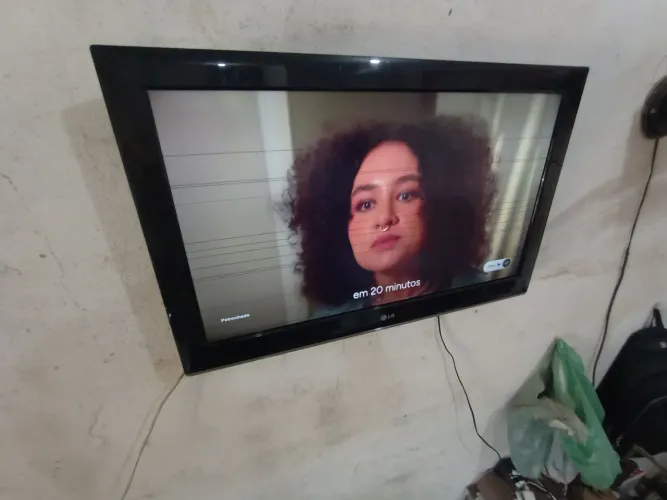 TV LG não é smart 32 polegadas tem controle