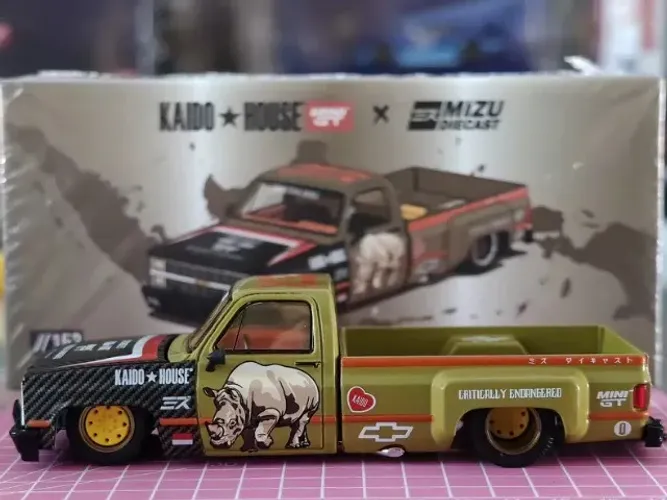 KAIDO HOUSE x MINI GT 1/64 Chevrolet Silverado Rinoceronte de Sumatra , modelo KHMG153.