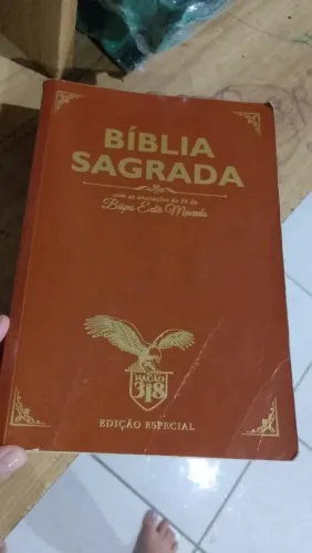 Bíblia Sagrada de fé com anotações do Bispo Edair Macedo.