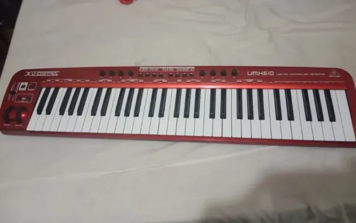 [VENDA OU TROCA] Teclado Controlador MIDI Behringer UMX610 (61 Teclas)