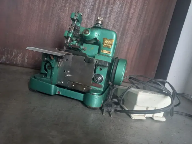 Máquina de costura overlock semi-industrial, Butterfly, na cor verde