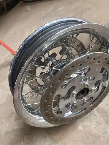 Rodas dianteira e traseira raiadas cromadas Harley turing