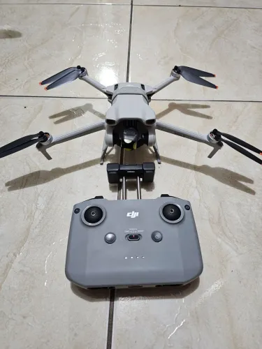 Drone DJI Mini 3 com 2 baterias e acessórios