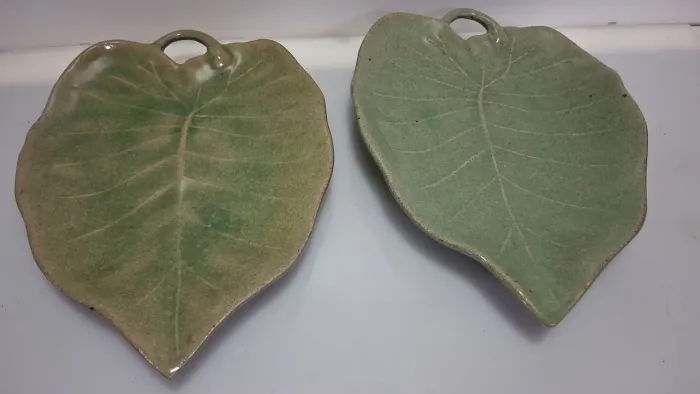 Par de travessas em ceramica esmaltada formato de folhas,cor verde. Usadas. C/Assinatura. 