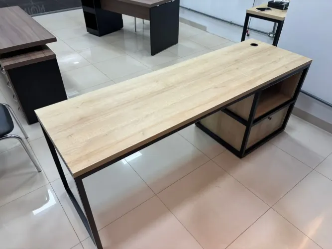 Mesa metálica com gaveta 