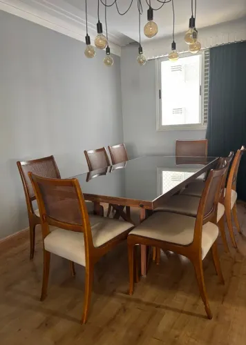 Mesa de jantar com 8 cadeiras