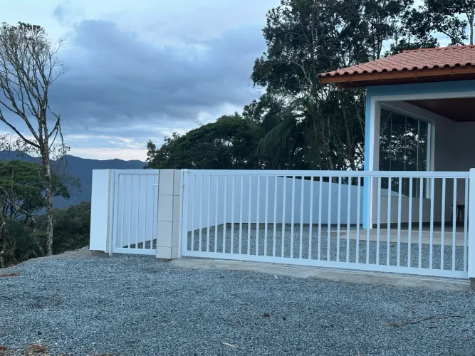 Linda casa no bairro Loeffelscheidt, águas mornas.