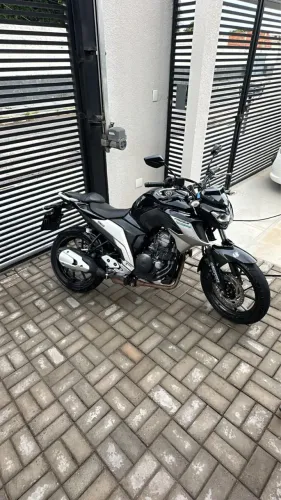 Moto fz25