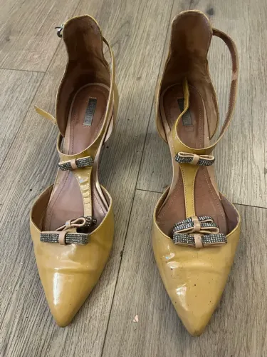 Sapato Scarpin Schutz Verniz Nude/Dourado - Tamanho 38 (Usado/Antigo)